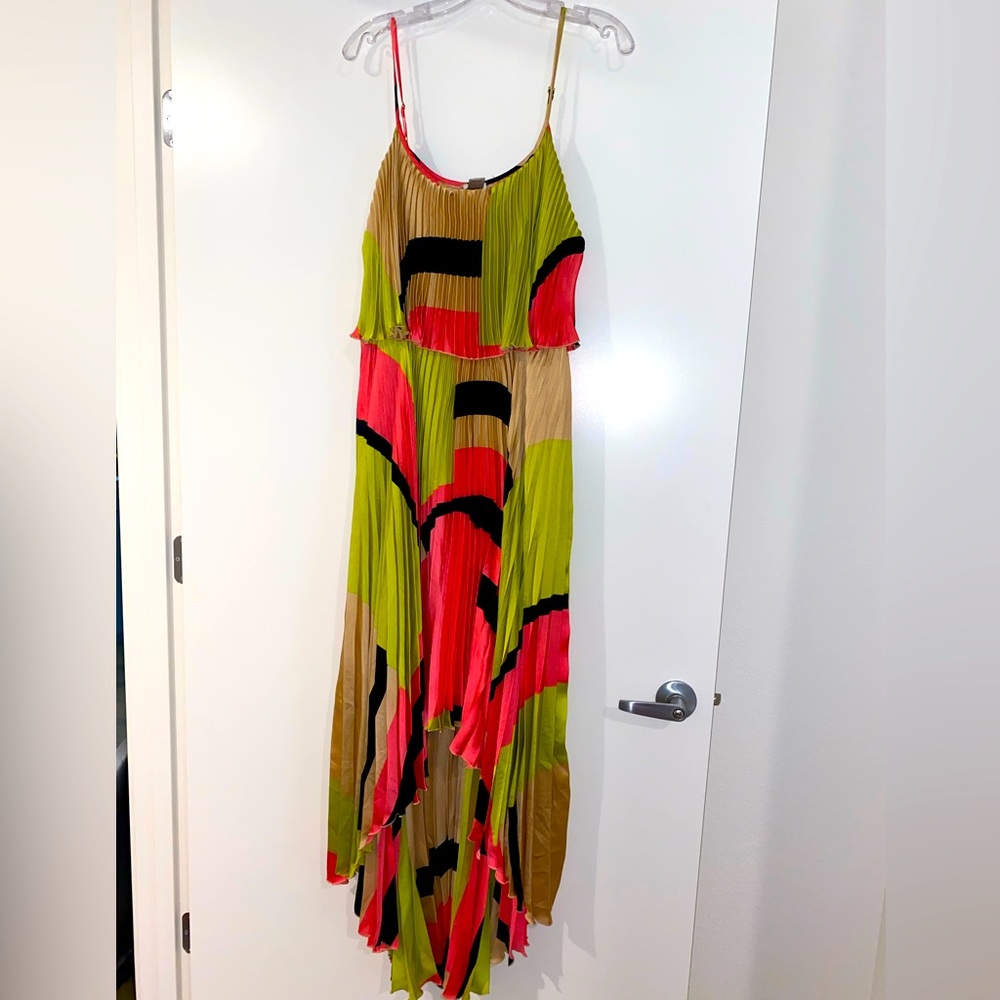 Absolutely beautiful bold pattern dress